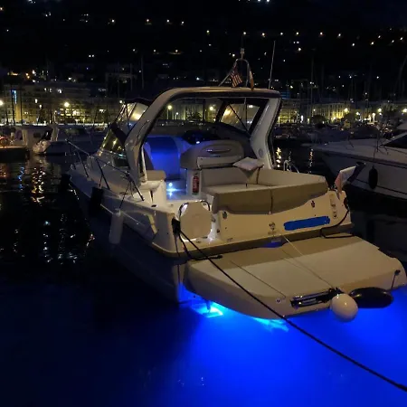 Botel Yacht Experience Lemon Town