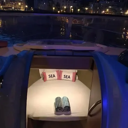 Yacht Experience Lemon Town Hotel na wodzie *